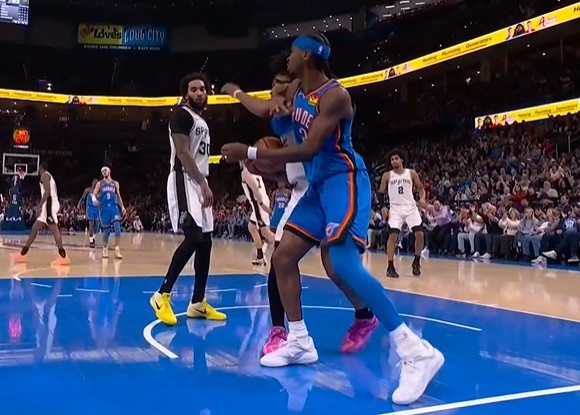 Baccarat Gaming-小摩擦！亚历山大和卡斯尔拼抢时出现推搡 双方被吹技犯