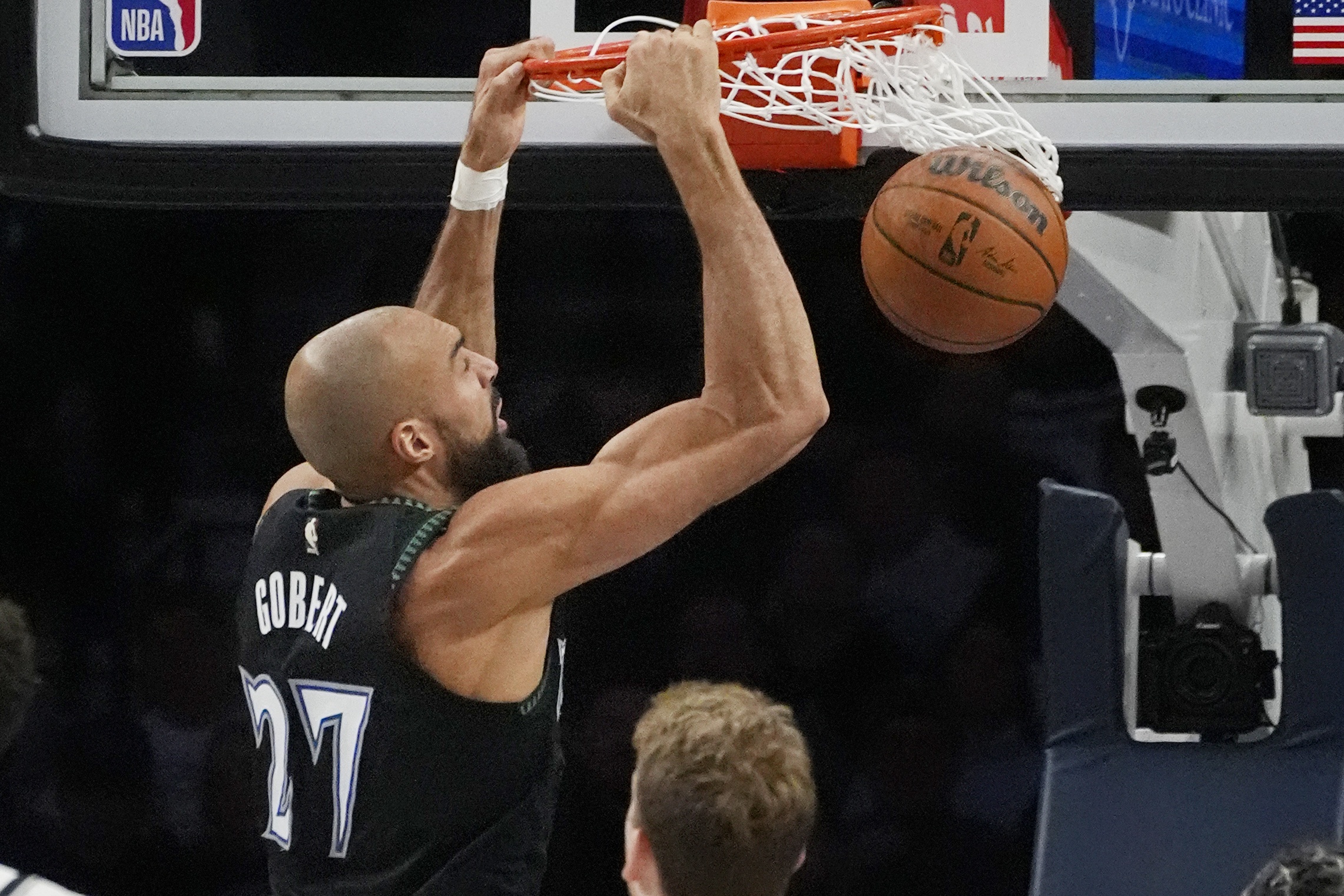 百家乐下载-多扣几次就成奥尼尔了!戈贝尔8中5得15分2助1断2帽 爆抢17板